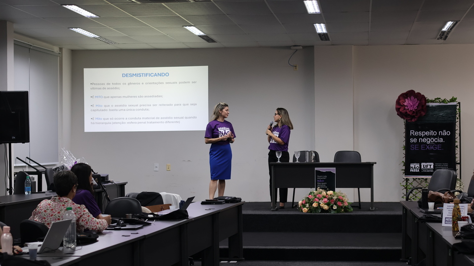 As procuradoras Carliane (e) e Daniela durante palestra no Auditório dos Conselhos da UFT (Foto: Karyne Assunção/Ouvidoria)